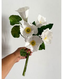 Ramo de amapolas de Islandia de papel crepé blancas
