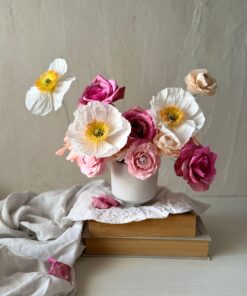 Centro floral con amapolas de Islandia de papel crepé blancas
