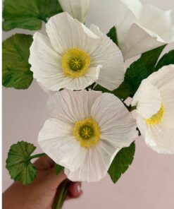 Detalle de amapola de Islandia de papel crepé blanca