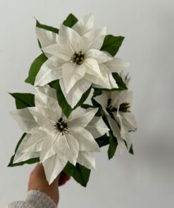 Detalle del centro de la flor de Pascua de papel crepé
