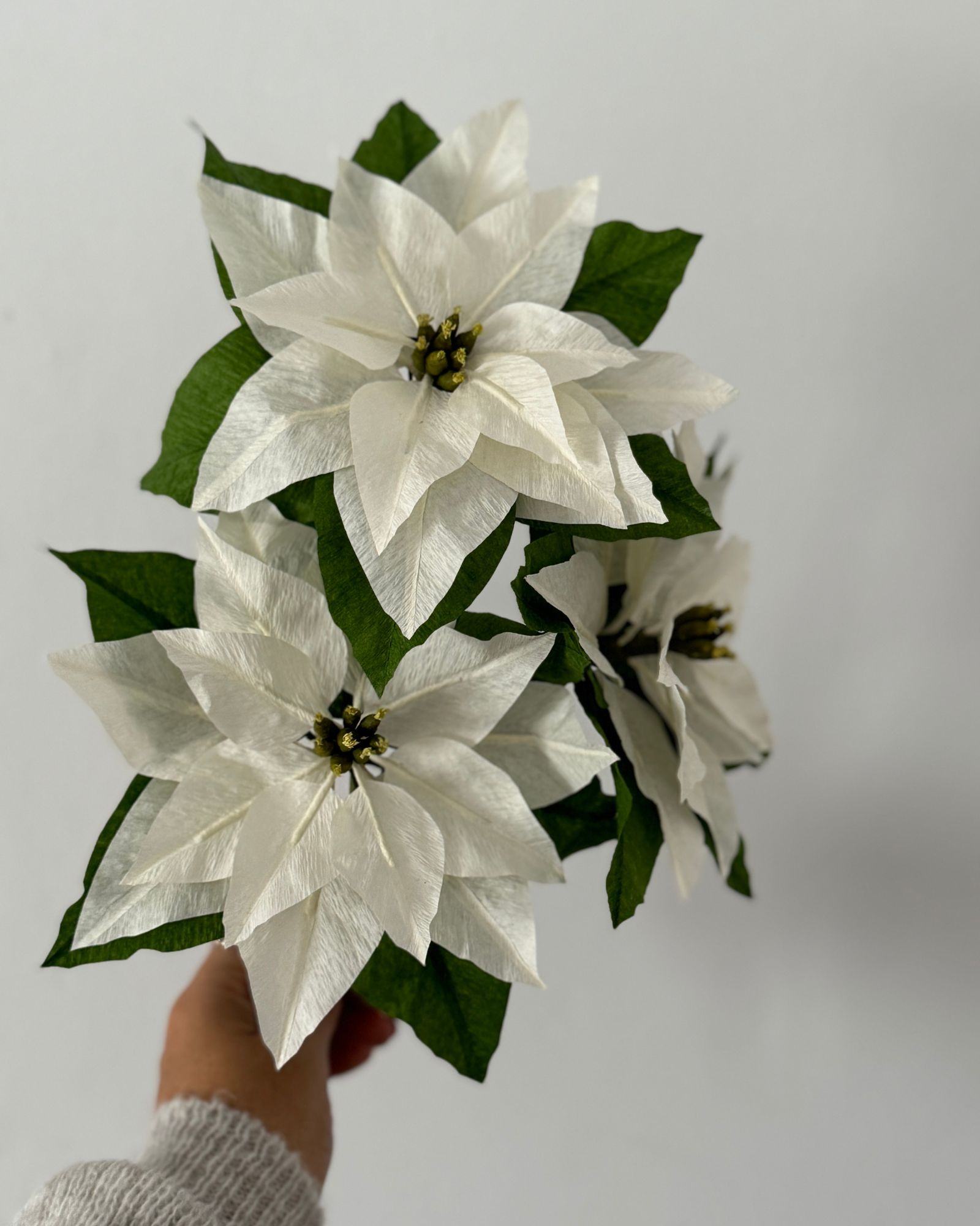 Detalle del centro de la flor de Pascua de papel crepé