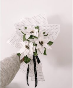 Ramo de flor de pascua de papel crepé blancas