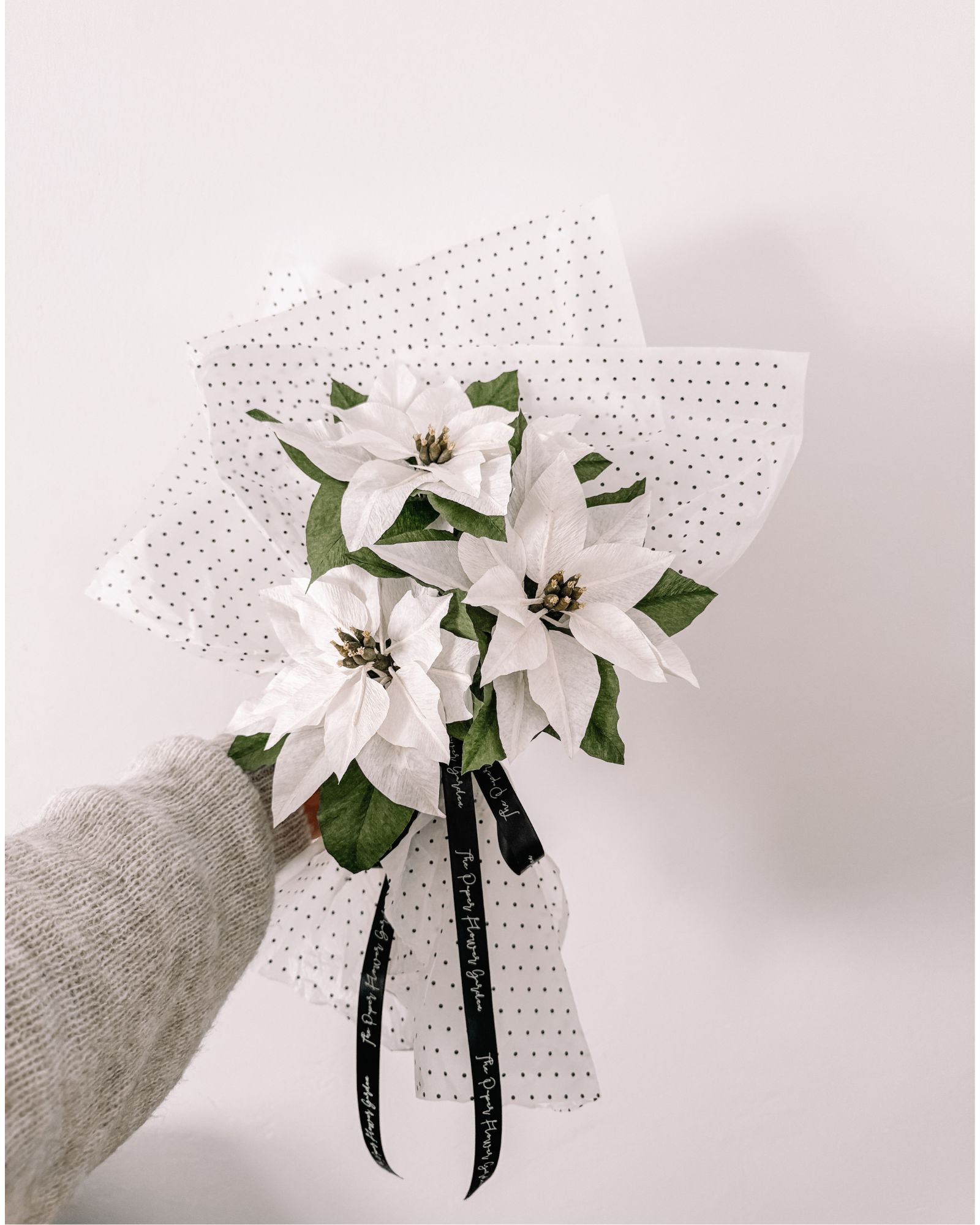 Ramo de flor de pascua de papel crepé blancas