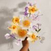 Ramo de flores de papel realizado con peonías Claire de Lune, narcisos y guisantes de olor del curso Diseño de Ramos de Flores de Papel.