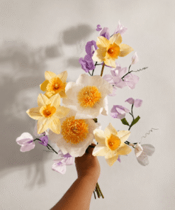 Ramo de flores de papel realizado con peonías Claire de Lune, narcisos y guisantes de olor del curso Diseño de Ramos de Flores de Papel.