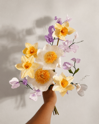 Ramo de flores de papel realizado con peonías Claire de Lune, narcisos y guisantes de olor del curso Diseño de Ramos de Flores de Papel.