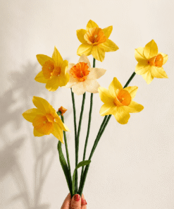 Narcisos de papel realistas elaborados durante el curso Diseño de Ramos de Flores de Papel.