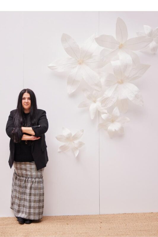 Patricia, artista de flores de papel hechas a mano en su estudio