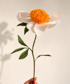Peonía Claire de Lune de papel hecha a mano incluida en el curso Diseño de Ramos de Flores de Papel.