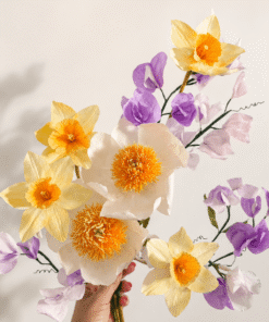 Ramo botánico de flores de papel elaborado con peonías, narcisos y guisantes de olor.