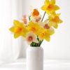 Jarrón con narcisos de papel hechos a mano en tonos blancos y amarillos, con acabado realista