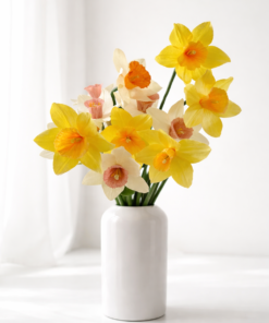 Jarrón con narcisos de papel hechos a mano en tonos blancos y amarillos, con acabado realista