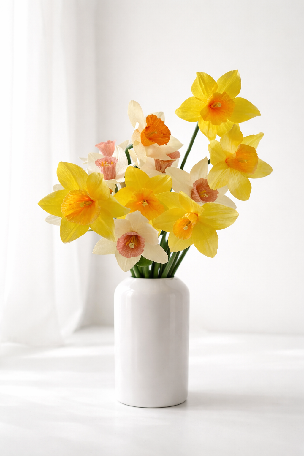 Jarrón con narcisos de papel hechos a mano en tonos blancos y amarillos, con acabado realista