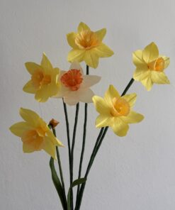 Ramo de narcisos de papel amarillos y crema hechos a mano con acabado realista