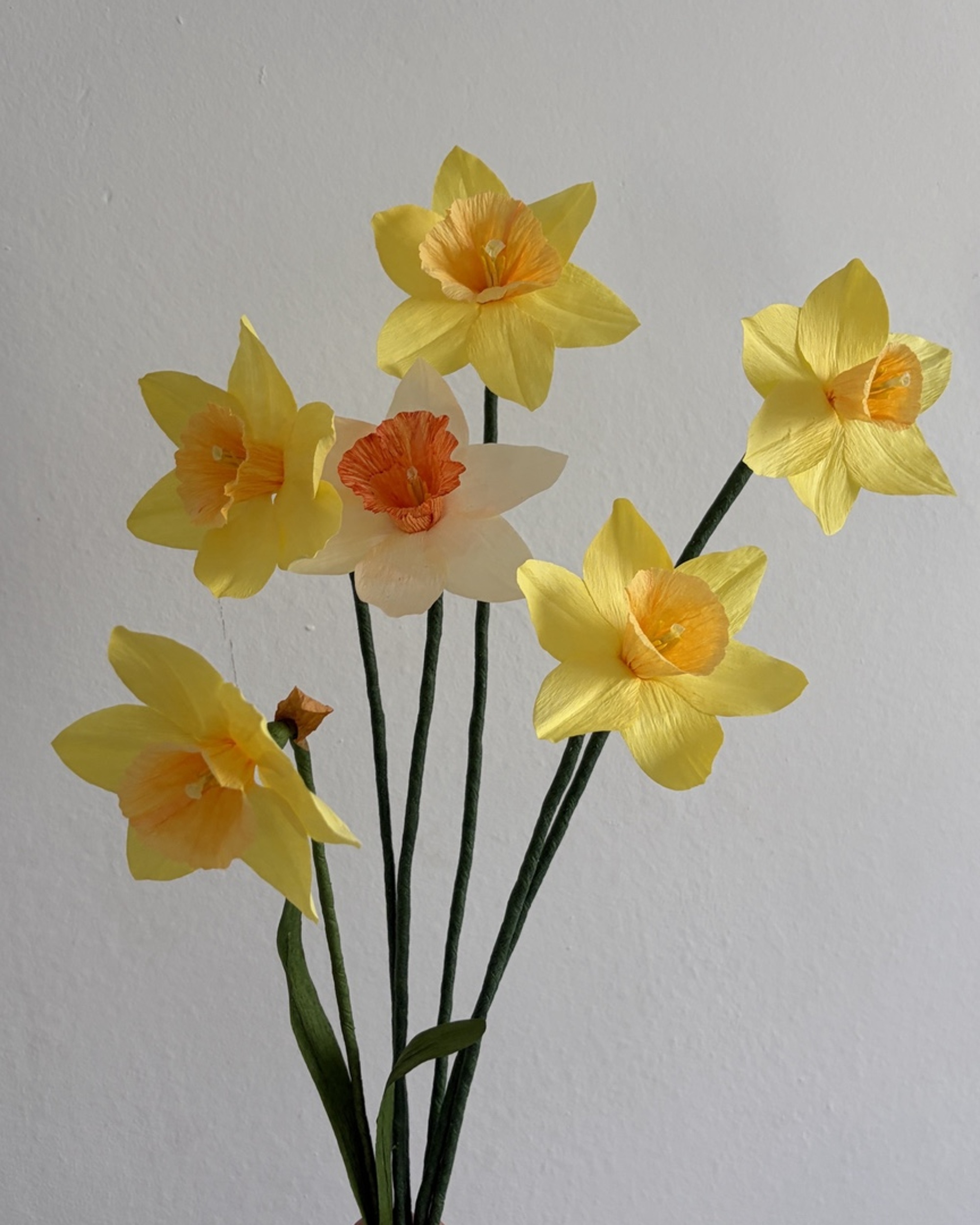 Ramo de narcisos de papel amarillos y crema hechos a mano con acabado realista