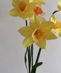 Detalle de narciso de papel amarillo con centro naranja hecho a mano