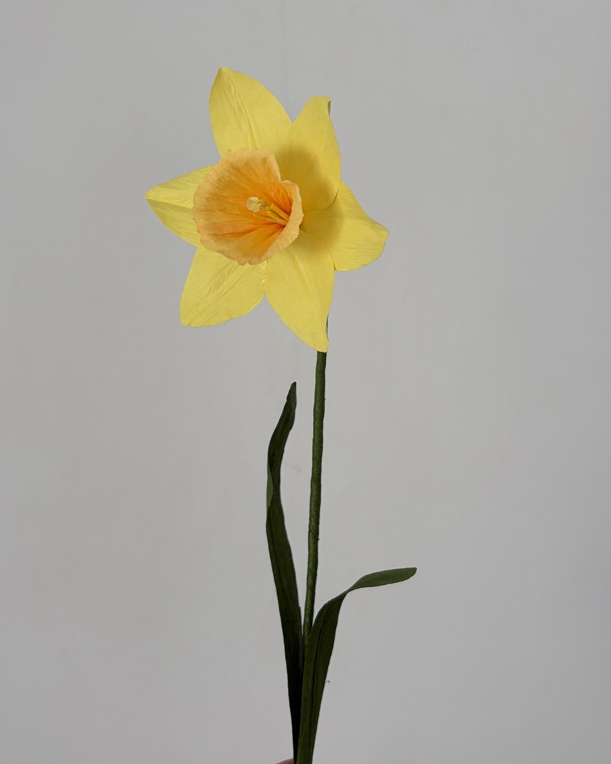 Flor de papel amarilla tipo narciso con diseño realista y delicado