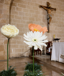 Gerbera XXL de papel utilizada en la decoración de un evento