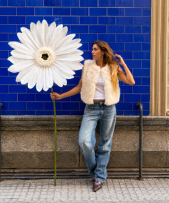 Persona sujetando una gerbera XXL de papel para mostrar su tamaño